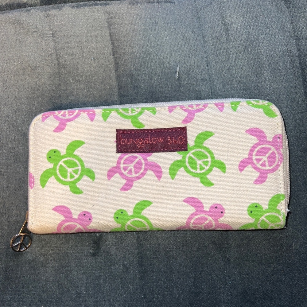 Bungalow 360 Turtle Wallet